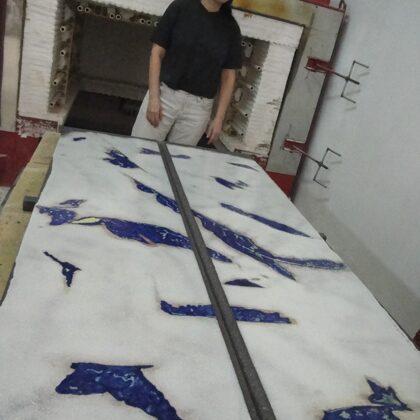 Bianca all'uscito del portone dal forno