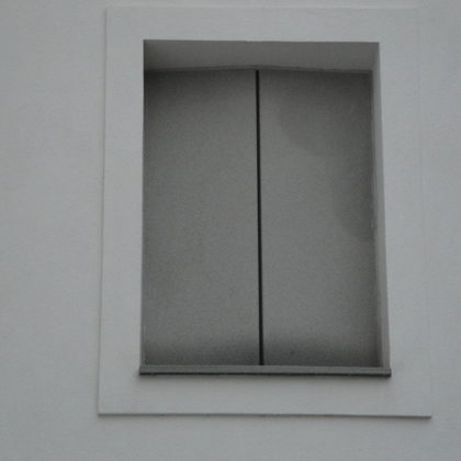 Finestra a due ante in pietra arenaria grigia di Mirto