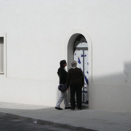 Due turiste guardano il portone