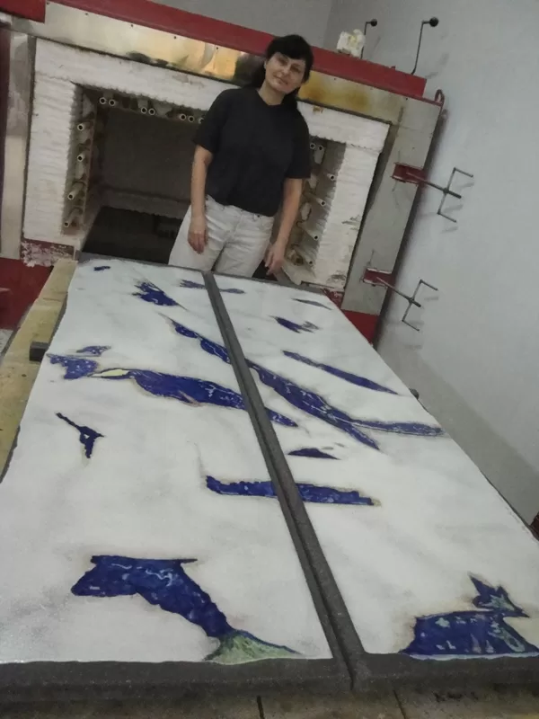 Bianca all'uscito del portone dal forno
