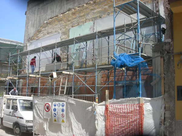 Gli operai montano l'impalcatura