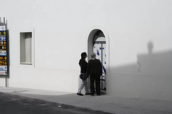 Due turiste guardano il portone